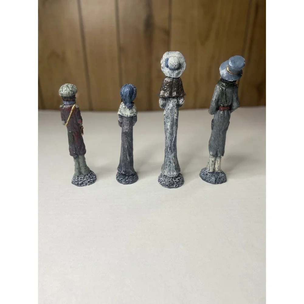 Vintage Windsor Collectible Christmas Caroler Family  Wintery Attire Set 4 Resin
